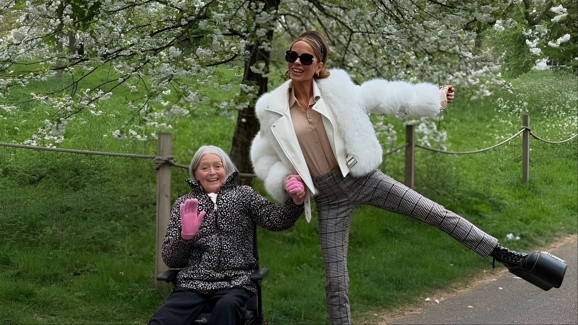 Kate Beckinsale posted images with her mother, Judy Loe in remembrance following her passing. (Imagw via @katebeckinsale)